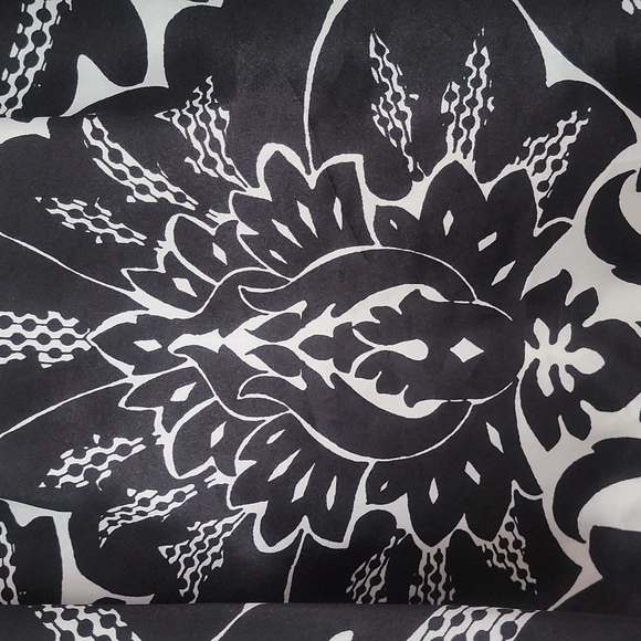 The Limited Keyhole Sleeveless Halter Like Tank - Picture 12 of 13